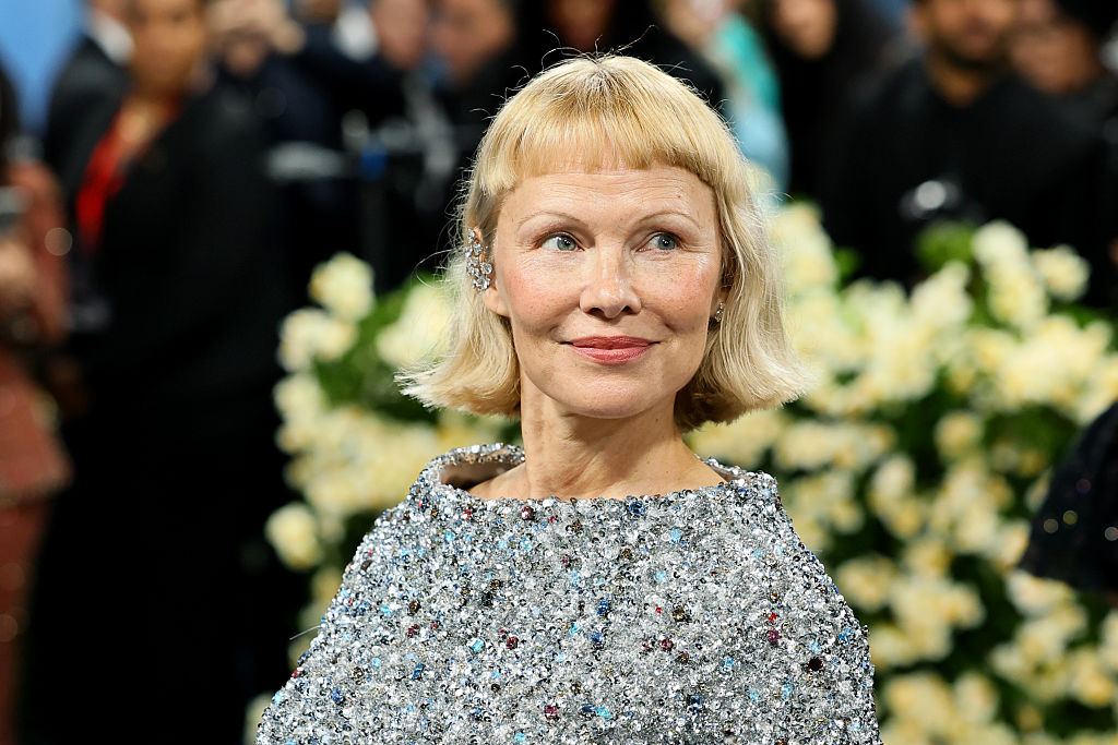 Памела Андерсън сияе без грим на Met Gala 2025 и вдъхновява с естествена визия